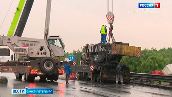 Сгорел автокран КАД. Автокран сгорел на кольцевой. Вчерашняя авария на каде в СПБ.